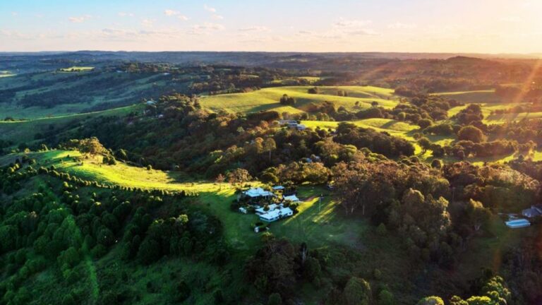 High View is positioned on 6.8 verdant acres overlooking the Pacific Ocean coastline in Byron Bay. I